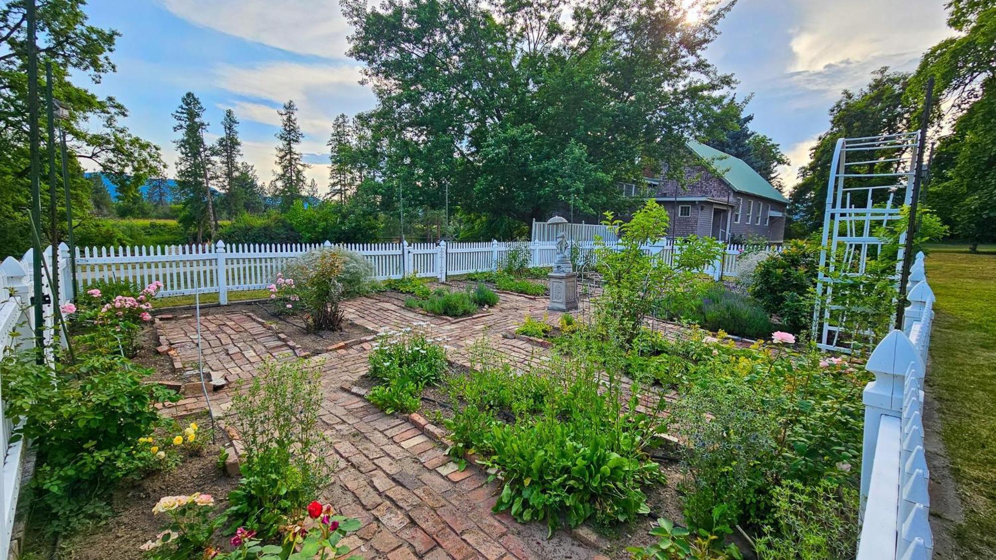 Gardenview Estate Bed And Breakfast Kettle Falls Екстериор снимка